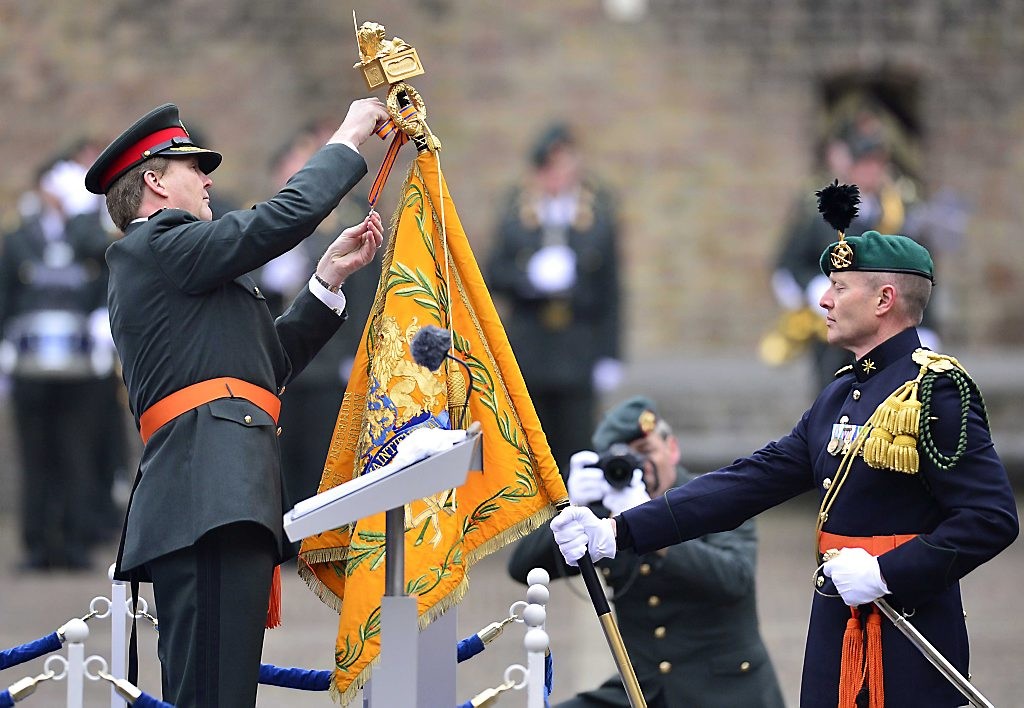 Koning reikt Militaire Willems-Orde uit aan Korps Commandotroepe