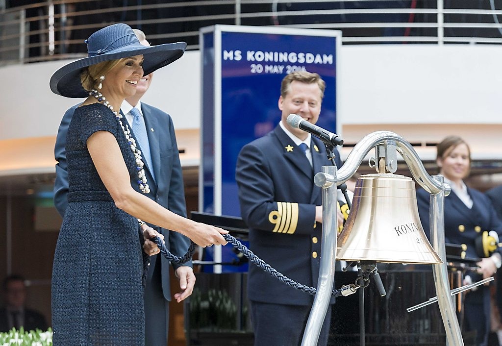 Koningin Maxima doopt cruiseschip ms Koningsdam